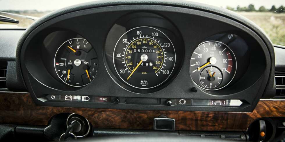 DASHBORD: 450 SEL har speedometer, bensinmåler, olje- og vannmålere, og en bråkete klokke. DASHBORD: 450 SEL har speedometer, bensinmåler, olje- og vannmålere, og en bråkete klokke.