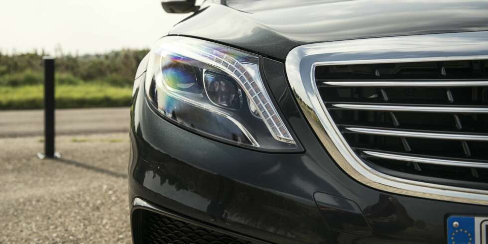 LYSENE: S63 har LED-lykter med variabel lysfordeling foran, Active Light System, lys som følger svingene, utvidet tåkelys-funksjon, Adaptive High Beam Assist, og Night Vision. LYSENE: S63 har LED-lykter med variabel lysfordeling foran, Active Light System, lys som følger svingene, utvidet tåkelys-funksjon, Adaptive High Beam Assist, og Night Vision.