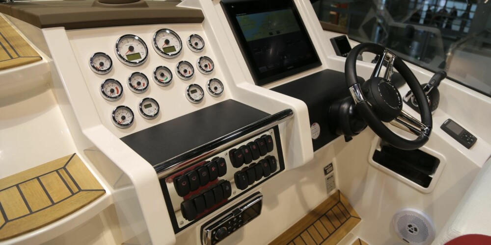 ÅPEN: Cockpit er lys og åpen, med sittegruppen akter som et naturlig samlingspunkt. Copilotstolen har samme standard som setene på førerplass. FOTO: Terje Bjørnsen ÅPEN: Cockpit er lys og åpen, med sittegruppen akter som et naturlig samlingspunkt. Copilotstolen har samme standard som setene på førerplass. FOTO: Terje Bjørnsen