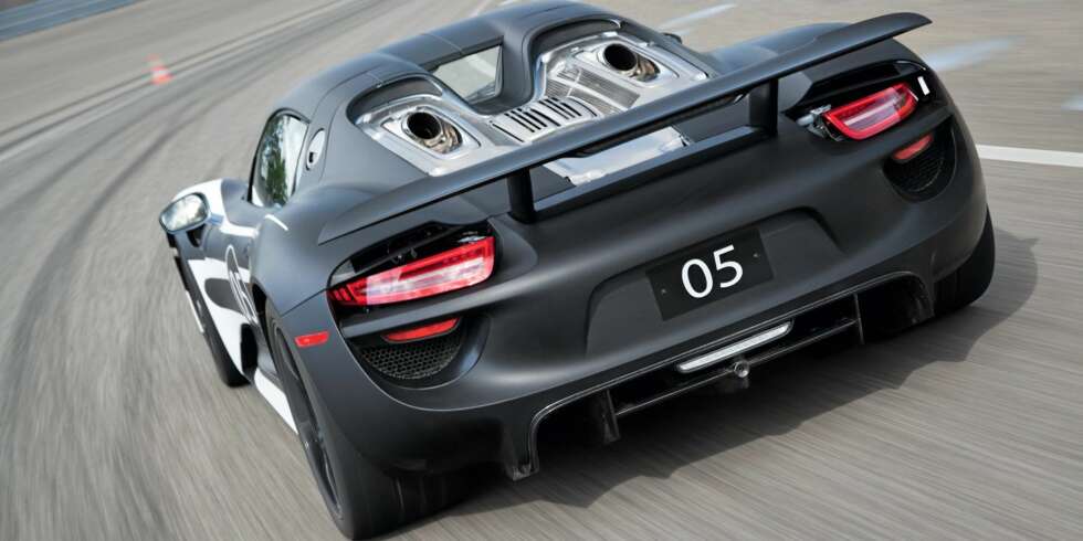 SUPER-HYBRID: Dette er en prototypen på Porsche 918 Spyder. Legg merke til eksosrørene rett bak fører- og passasjersetet - de ligner bombekastere. Alle foto: Porsche SUPER-HYBRID: Dette er en prototypen på Porsche 918 Spyder. Legg merke til eksosrørene rett bak fører- og passasjersetet - de ligner bombekastere. Alle foto: Porsche