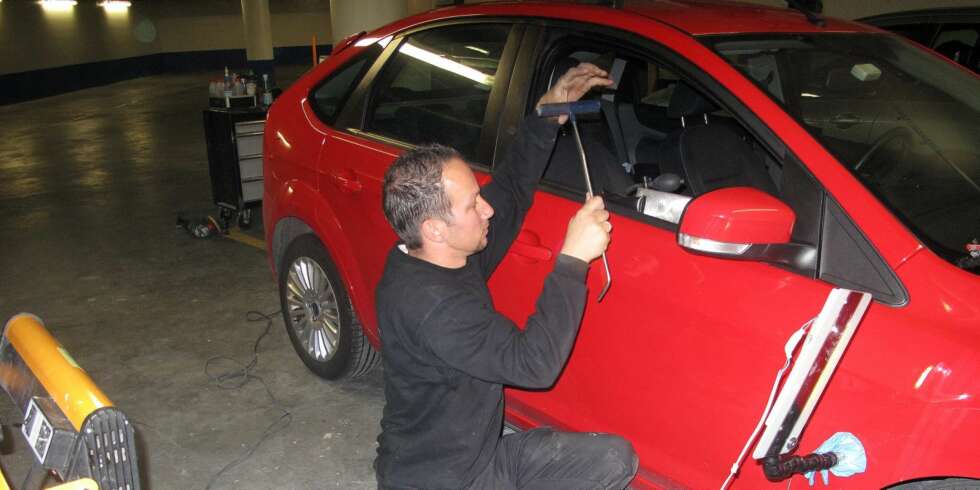 SMART REPAIR: Enkle skader kan ofte fikses på en enkel og billig måte, med godt resultat. FOTO: Geir Svardal SMART REPAIR: Enkle skader kan ofte fikses på en enkel og billig måte, med godt resultat. FOTO: Geir Svardal