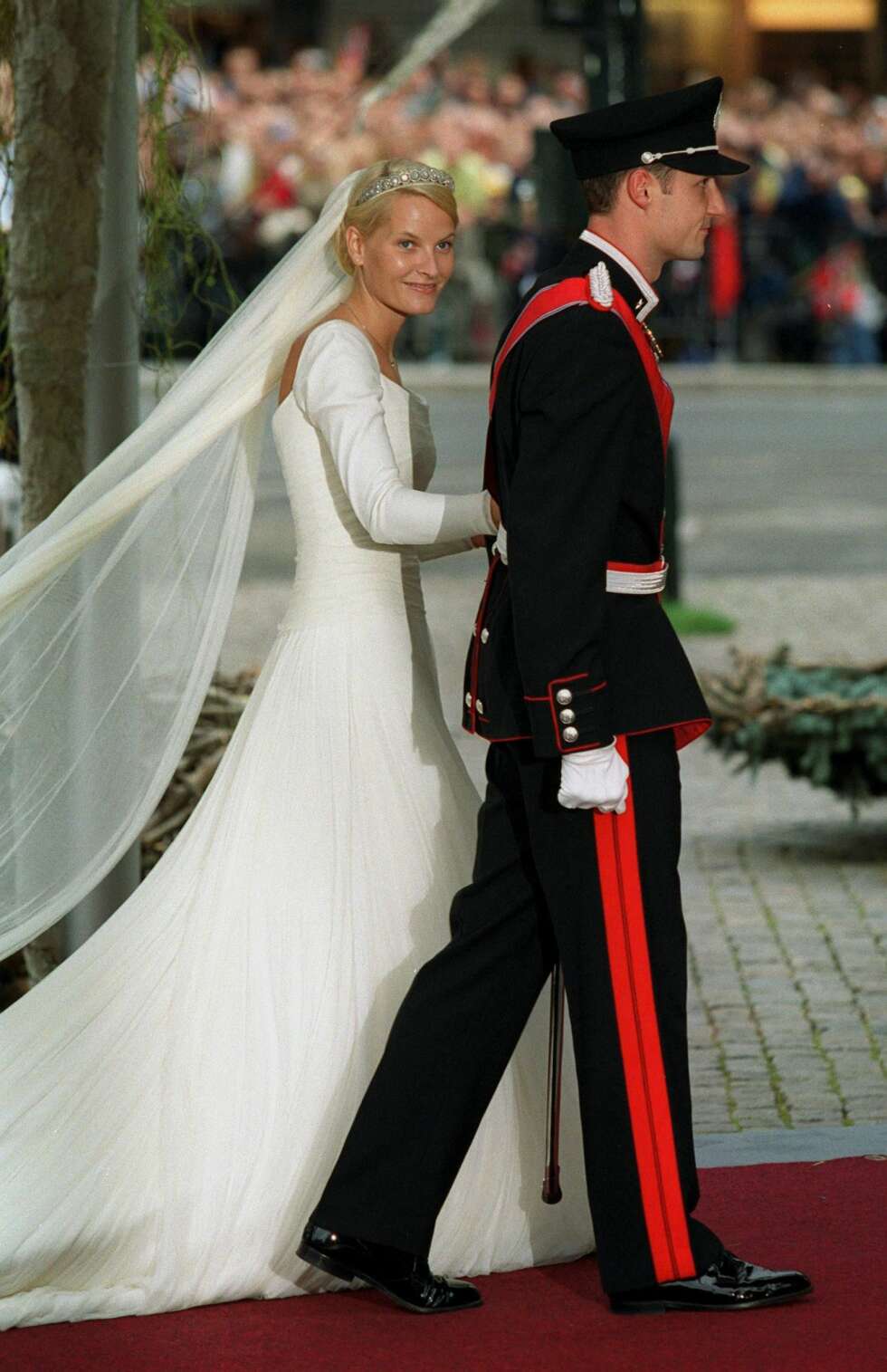 Mette-Marit bar en enkel og elegant brudekjole da hun giftet seg med kronprins Haakon i 2001. Mette-Marit bar en enkel og elegant brudekjole da hun giftet seg med kronprins Haakon i 2001.