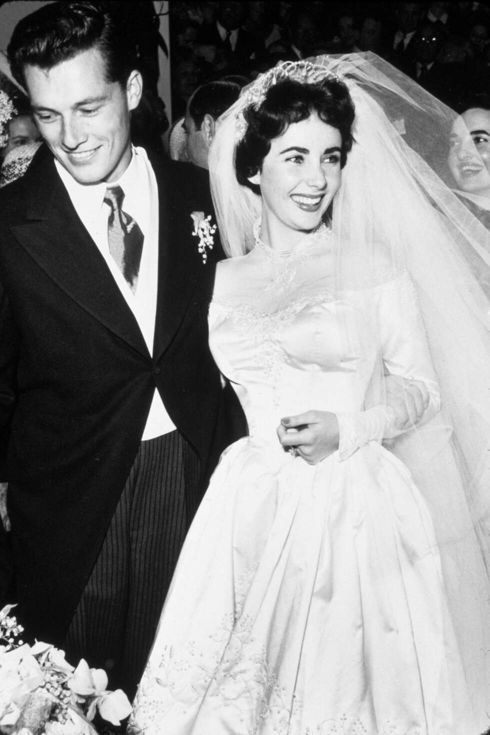 Bare 18 år gammel giftet Elizabeth Taylor seg for første gang. Bare 18 år gammel giftet Elizabeth Taylor seg for første gang.