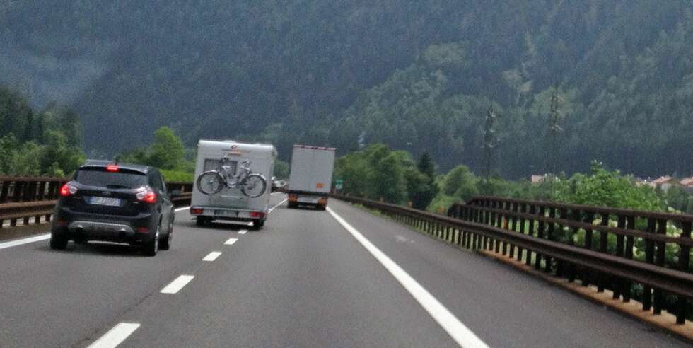 ÅRVÅKEN: Det må du være under forbikjøringer med bobil på Autobahn - husk bare at med en bobil over 3500 kilo må du holde samme maksfart som vogntogene, 80 km/t. ÅRVÅKEN: Det må du være under forbikjøringer med bobil på Autobahn - husk bare at med en bobil over 3500 kilo må du holde samme maksfart som vogntogene, 80 km/t.