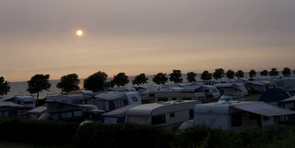 BRANNFARLIG IDYLL? Siste overnatting foregår på Borstahusens Camping i Landskrona, som ligger flott til ved sjøen. Men vi reagerer på hvor tett campingvognene står. FOTO: Geir Svardal BRANNFARLIG IDYLL? Siste overnatting foregår på Borstahusens Camping i Landskrona, som ligger flott til ved sjøen. Men vi reagerer på hvor tett campingvognene står. FOTO: Geir Svardal