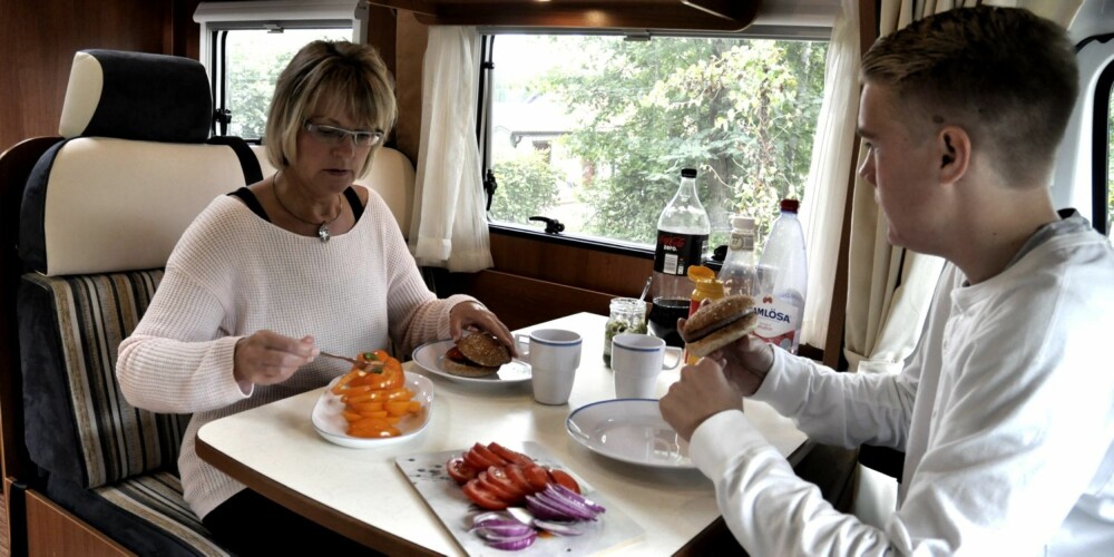 FROKOST: Det er plass til seks personer rundt bordet, så det ble god plass til Annett og Alexander. FROKOST: Det er plass til seks personer rundt bordet, så det ble god plass til Annett og Alexander.
