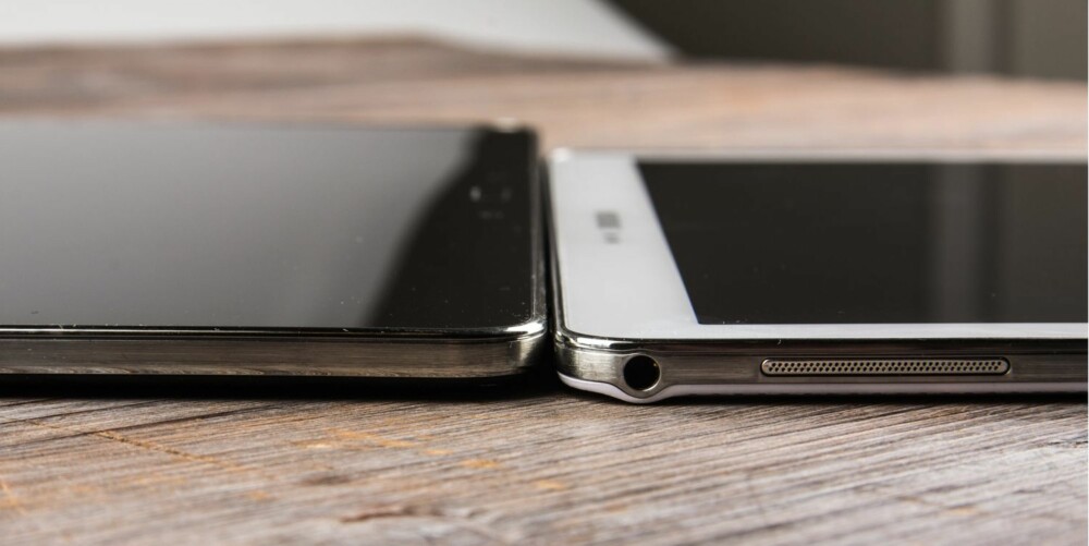 IKKE TYKK: Man skulle kanskje tro at et nettbrett på 12,2 tommer hadde en viss tykkelse, men NotePro 12.2 er knapt tykkere enn Samsungs TabPro 10.1 som du ser til venstre i bildet. IKKE TYKK: Man skulle kanskje tro at et nettbrett på 12,2 tommer hadde en viss tykkelse, men NotePro 12.2 er knapt tykkere enn Samsungs TabPro 10.1 som du ser til venstre i bildet.