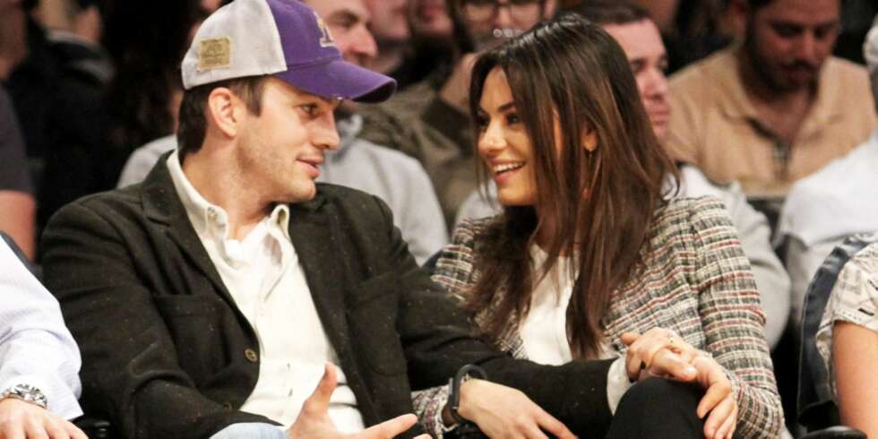 GRUNN TIL Å SMILE: Hollywood-paret Ashton Kutcher og Mila Kunis har grunn til å smile. Her er de på basketballkamp nylig. GRUNN TIL Å SMILE: Hollywood-paret Ashton Kutcher og Mila Kunis har grunn til å smile. Her er de på basketballkamp nylig.