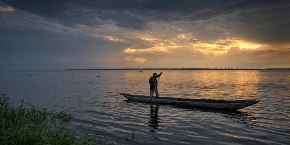 RETT OVER TIL BRAZZAVILLE: Nestors yngste sønn på padletur i Kongoelva. På andre siden av elva ses Brazzaville, hovedstaden i Kongo. RETT OVER TIL BRAZZAVILLE: Nestors yngste sønn på padletur i Kongoelva. På andre siden av elva ses Brazzaville, hovedstaden i Kongo.