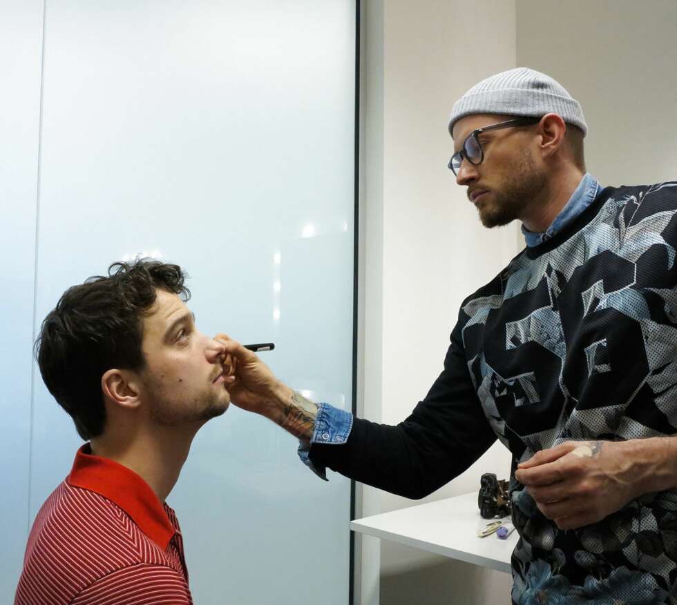 LITT SMINKE ER LOV: Neida, vi vet menn ikke skal bruke sminke, men litt korrigering her og der må da være lov. Stylist og makeupartist Storm vet akkurat hvor mye han skal legge. LITT SMINKE ER LOV: Neida, vi vet menn ikke skal bruke sminke, men litt korrigering her og der må da være lov. Stylist og makeupartist Storm vet akkurat hvor mye han skal legge.