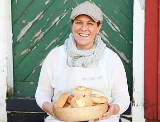 Stikker du innom Trine på gården i Søgne, vil du sannsynligvis finne en stor haug nybakte brød, duftende fiskesuppe, travle cateringkokker og nylaget konfekt. Her produseres det flittig og lokalbefolkningen er trofaste kunder. Stikker du innom Trine på gården i Søgne, vil du sannsynligvis finne en stor haug nybakte brød, duftende fiskesuppe, travle cateringkokker og nylaget konfekt. Her produseres det flittig og lokalbefolkningen er trofaste kunder.