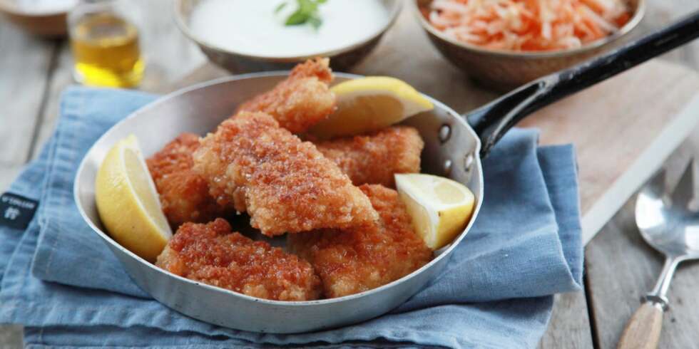 Sprøstekte, hjemmelagde fiskepinner er uimotståelige gode! Her gjelder det å bruke gode fiskeråvarer og lage en sprø panering av daggammelt brød. Sprøstekte, hjemmelagde fiskepinner er uimotståelige gode! Her gjelder det å bruke gode fiskeråvarer og lage en sprø panering av daggammelt brød.
