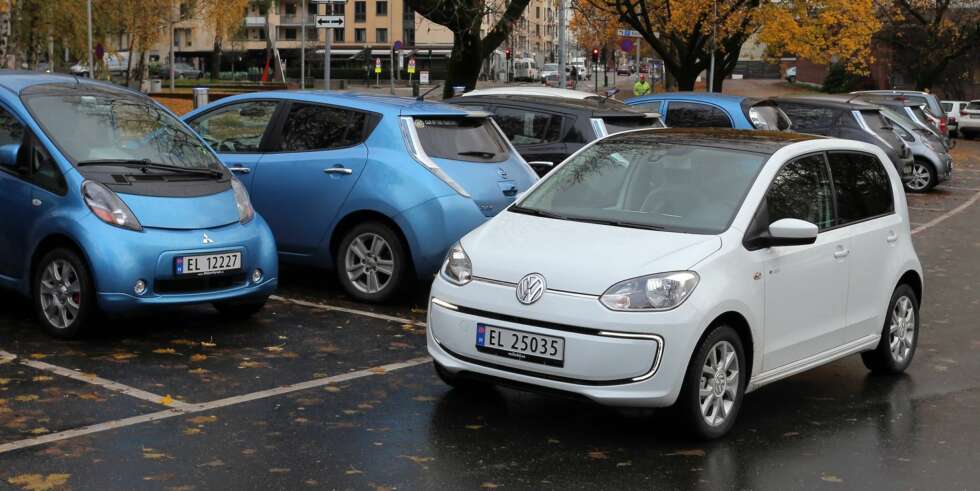 TOMMELEN UP: Vesle E-Up setter Up med bensinmotor i skyggen når det gjelder både lettkjørthet og kjøreegenskaper. Men rekkeviddeindikatoren er overoptimistisk TOMMELEN UP: Vesle E-Up setter Up med bensinmotor i skyggen når det gjelder både lettkjørthet og kjøreegenskaper. Men rekkeviddeindikatoren er overoptimistisk