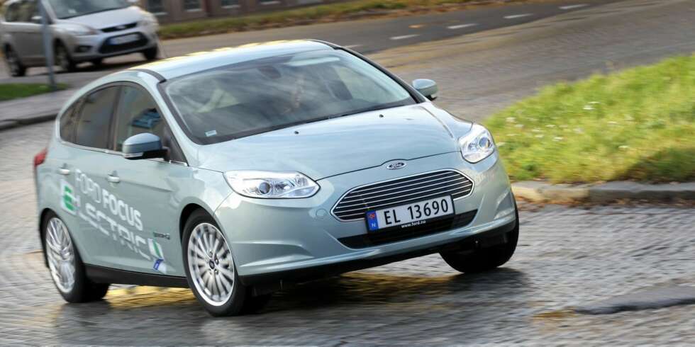 UMODEN: Ford Focus Electric forener elbil-lettkjørthet med vanlige Focus-kvaliteter, men som elbil virker den likevel umoden. Den kan ikke fås med hurtiglading, og batterikassen stjeler fryktelig mye av bagasjeromsplassen. UMODEN: Ford Focus Electric forener elbil-lettkjørthet med vanlige Focus-kvaliteter, men som elbil virker den likevel umoden. Den kan ikke fås med hurtiglading, og batterikassen stjeler fryktelig mye av bagasjeromsplassen.