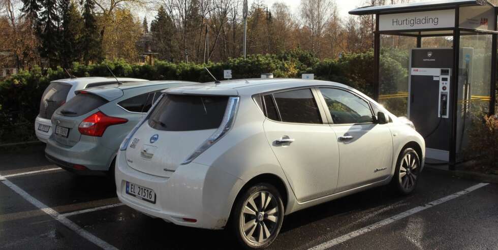 LADER AN: Nissan Leaf var den første elbilen som var en ordentlig bil. Den har fortsatt godt tak på konkurrentene. LADER AN: Nissan Leaf var den første elbilen som var en ordentlig bil. Den har fortsatt godt tak på konkurrentene.
