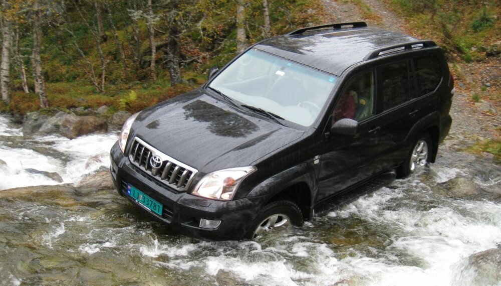 KOMMER FREM: En elv er ingen match for Toyota Land Cruiser. FOTO: Kaare Wehn KOMMER FREM: En elv er ingen match for Toyota Land Cruiser. FOTO: Kaare Wehn