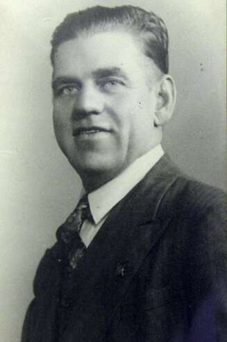 PAPPA: Irene Nordmos far, den barske og blide hvalfangeren Thomas Johnsen. Bildet ble tatt før han ble beordret til krigstjeneste på havet.
(Foto: Privat) PAPPA: Irene Nordmos far, den barske og blide hvalfangeren Thomas Johnsen. Bildet ble tatt før han ble beordret til krigstjeneste på havet.
(Foto: Privat)