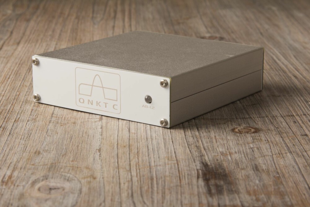 QNKTC AB-1.2 er en USB-DAC utviklet av Asker-væringen Børge Strand-Bergesen. Med på utviklingen var et korps av åpen kildekode-utviklere. Til nå har han solgt 250 enheter via nettsidens sin, www.qnktc.com QNKTC AB-1.2 er en USB-DAC utviklet av Asker-væringen Børge Strand-Bergesen. Med på utviklingen var et korps av åpen kildekode-utviklere. Til nå har han solgt 250 enheter via nettsidens sin, www.qnktc.com