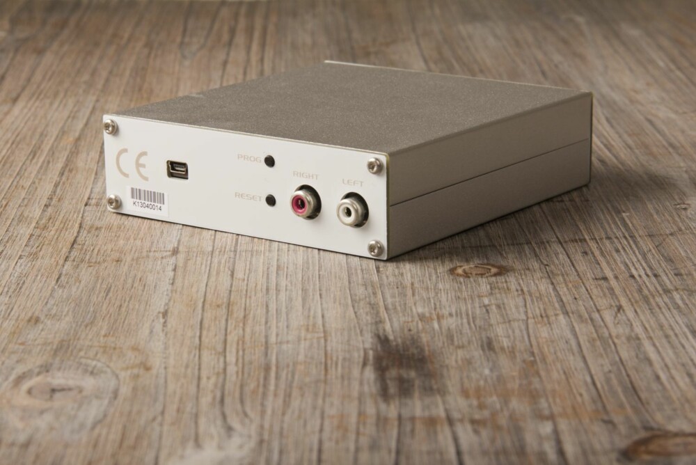 Mini-USB og ubalanserte RCA-utganger er alt som skal til. De to knappene brukes til å bytte mellom USB Class 1 og 2, samt eventuelle firmware-oppdateringer. Mini-USB og ubalanserte RCA-utganger er alt som skal til. De to knappene brukes til å bytte mellom USB Class 1 og 2, samt eventuelle firmware-oppdateringer.