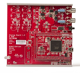 DAC-en er modulær på den måten at digital- og analog-delene er separate og kan brukes hver for seg av henholdsvis digital- og analog-hackere, sier Strand-Bergesen. DAC-en er modulær på den måten at digital- og analog-delene er separate og kan brukes hver for seg av henholdsvis digital- og analog-hackere, sier Strand-Bergesen.