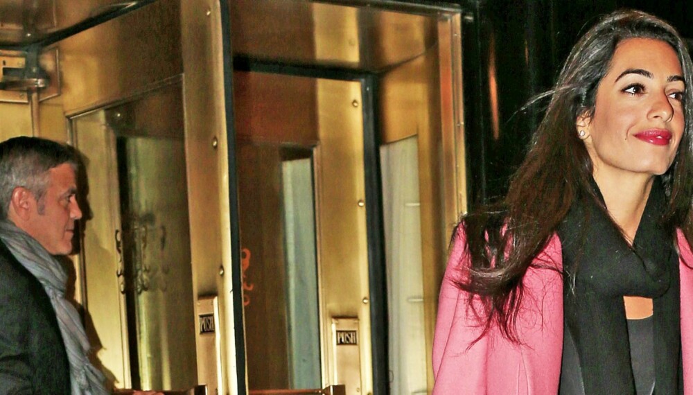 SAMMEN I NEW YORK: Amal Alamuddin kom ut noen meter før George Clooney da de forlot Carlyle Hotel for å spise middag ute i New York sist uke. SAMMEN I NEW YORK: Amal Alamuddin kom ut noen meter før George Clooney da de forlot Carlyle Hotel for å spise middag ute i New York sist uke.