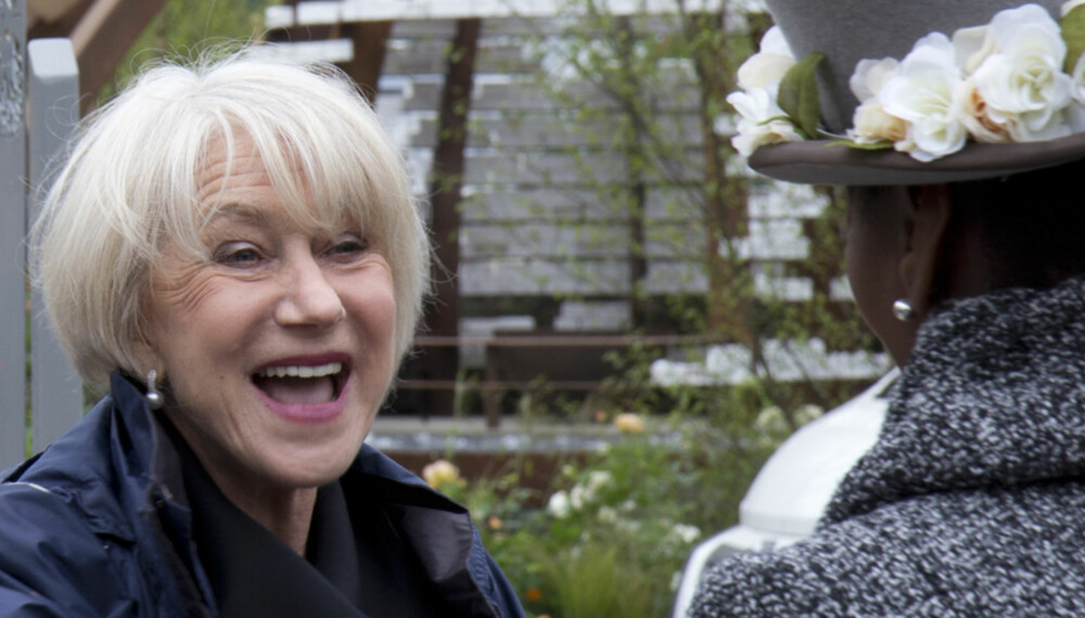 POPULÆR: Helen Mirren kastet ikke bare glans over utstillingen til Burncoose Nurseries, men ble jaktet på hvor hun enn gikk. Tilsynelatende tok hun det med godt humør! POPULÆR: Helen Mirren kastet ikke bare glans over utstillingen til Burncoose Nurseries, men ble jaktet på hvor hun enn gikk. Tilsynelatende tok hun det med godt humør!