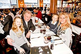 MED FAMILIEN: Dan Børge feiret med kona Mette og tvillingene Johanne og Benedicte på Theatercaféen i Oslo etter å ha blitt utnevnt til Ridder av 1. klasse for to år siden. MED FAMILIEN: Dan Børge feiret med kona Mette og tvillingene Johanne og Benedicte på Theatercaféen i Oslo etter å ha blitt utnevnt til Ridder av 1. klasse for to år siden.