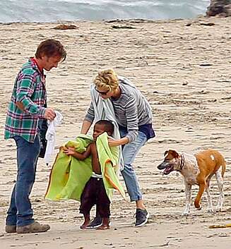 RESERVEPAPPA: Sean Penn stortrives i rollen som pappa for Therons sønn Jackson (2). Snart får han kanskje en liten bror eller søster han også kan leke med. RESERVEPAPPA: Sean Penn stortrives i rollen som pappa for Therons sønn Jackson (2). Snart får han kanskje en liten bror eller søster han også kan leke med.