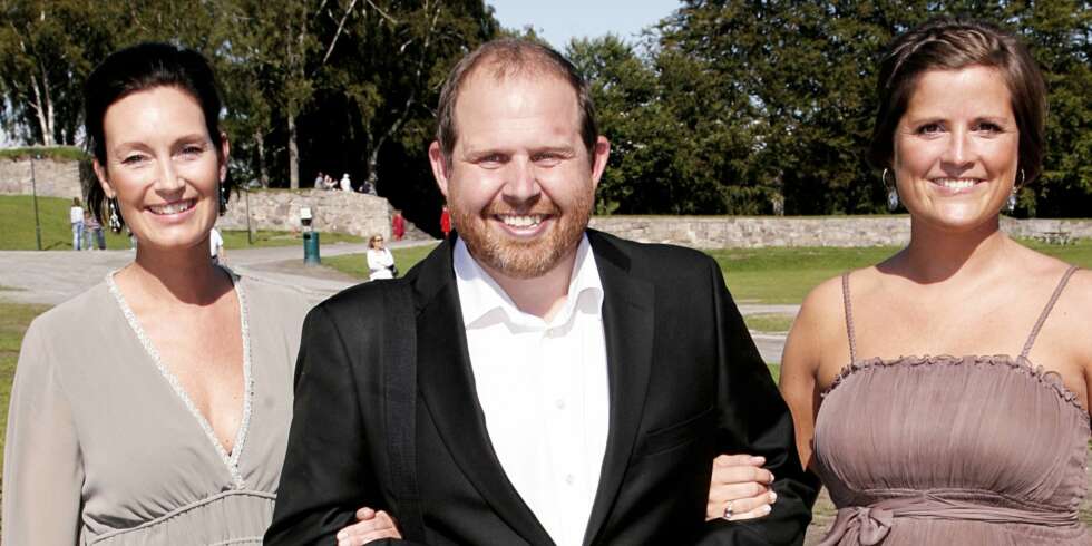 EN DAME I HVER ARM: Storsjarmøren Truls Svendsen stilte opp med venninnene Linn og Anita da Harald Rønneberg giftet seg
i Halden i 2011. EN DAME I HVER ARM: Storsjarmøren Truls Svendsen stilte opp med venninnene Linn og Anita da Harald Rønneberg giftet seg
i Halden i 2011.