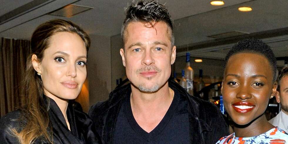 ANSTRENGT: Trioen stilte opp på bilde sammen på en middag i Hollywood i mars. Angelina Jolie så ikke spesielt komfortabel ut der hun stod ved siden av Brad Pitt og en strålende blid Lupita Nyong'o. ANSTRENGT: Trioen stilte opp på bilde sammen på en middag i Hollywood i mars. Angelina Jolie så ikke spesielt komfortabel ut der hun stod ved siden av Brad Pitt og en strålende blid Lupita Nyong'o.