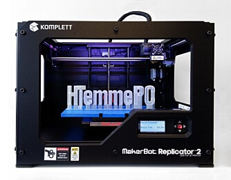 STOR: MakerBot Replicator 2 tar opp mye plass, men en 3D-skriver må nødvendigvis ha plass til objektene den skal skrive ut. STOR: MakerBot Replicator 2 tar opp mye plass, men en 3D-skriver må nødvendigvis ha plass til objektene den skal skrive ut.