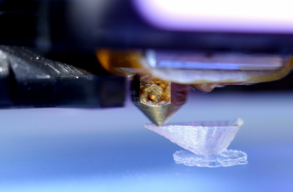 SKRIVEHODET: Skrivehodet, eller extruderen til MakerBot Replicator 2 i arbeid. SKRIVEHODET: Skrivehodet, eller extruderen til MakerBot Replicator 2 i arbeid.