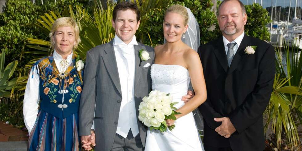 LANGE AVSTANDER: Solskinn og lykke da June fra Norge giftet seg med Kris fra Sydney. Men Junes mamma Beate Akselsen og pappa Arild Nilsen savner datteren og barnebarna. LANGE AVSTANDER: Solskinn og lykke da June fra Norge giftet seg med Kris fra Sydney. Men Junes mamma Beate Akselsen og pappa Arild Nilsen savner datteren og barnebarna.