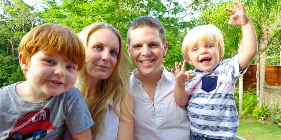 FAMILIELYKKE: June og Kris Hocking har skapt seg et liv i Sydney med barna Kingston (4) og William (2). - Jeg er glad for valget jeg tok, selv om jeg ofret jobb, familie og venner, sier June. - De vil alltid være der for meg, og jeg vil alltid være der for dem, selv om jeg er på andre siden av jordkloden. FAMILIELYKKE: June og Kris Hocking har skapt seg et liv i Sydney med barna Kingston (4) og William (2). - Jeg er glad for valget jeg tok, selv om jeg ofret jobb, familie og venner, sier June. - De vil alltid være der for meg, og jeg vil alltid være der for dem, selv om jeg er på andre siden av jordkloden.
