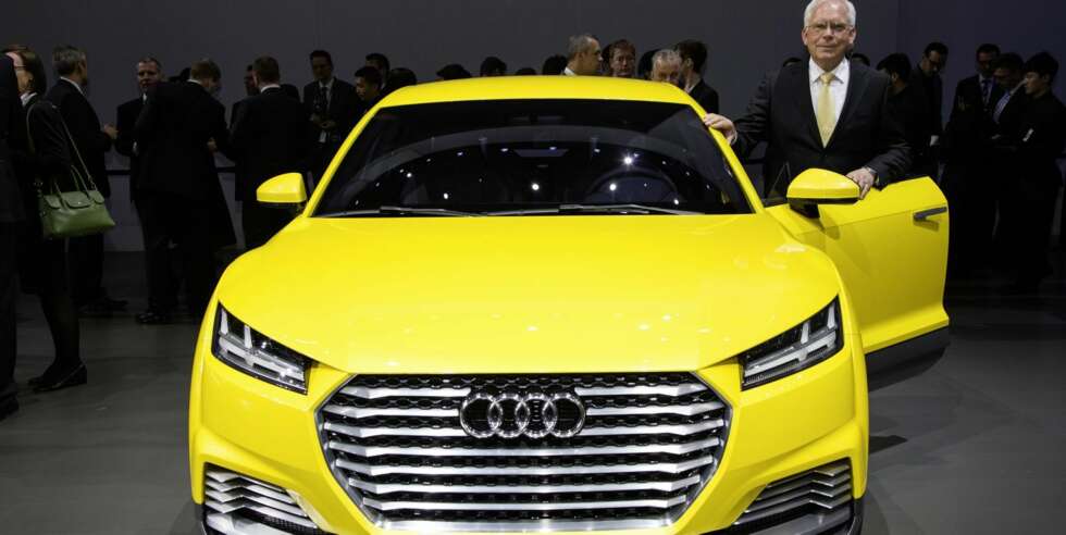 KINA: Audi TT offroad-konseptet vises på den pågående bilutstillingen i Beijing. Her med Ulrich Hackenberg, styremedlem i Audi AGs tekniske divisjon. FOTO: Audi KINA: Audi TT offroad-konseptet vises på den pågående bilutstillingen i Beijing. Her med Ulrich Hackenberg, styremedlem i Audi AGs tekniske divisjon. FOTO: Audi
