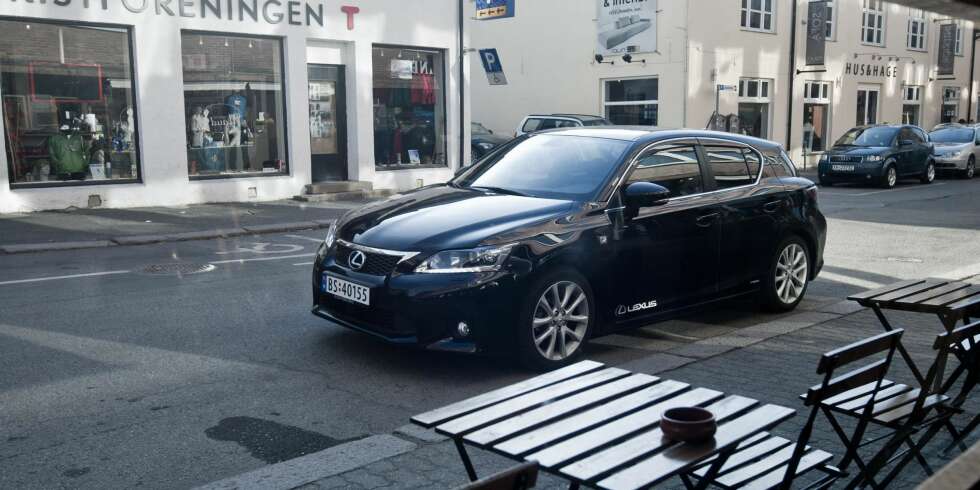 Toyota ble verdens største bilprodusent i 2012. Lexus, som er en del av Toyota, er også med i tallene. Toyota ble verdens største bilprodusent i 2012. Lexus, som er en del av Toyota, er også med i tallene.