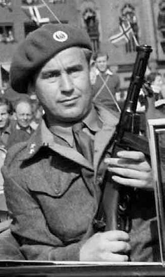 Max Manus gjorde narr av «Tom Mix», den mest kjente av de engelske instruktørene i SOE. Men han innrømmet at han fikk bruk for lærdommen under oppdrag i Norge. Max Manus gjorde narr av «Tom Mix», den mest kjente av de engelske instruktørene i SOE. Men han innrømmet at han fikk bruk for lærdommen under oppdrag i Norge.