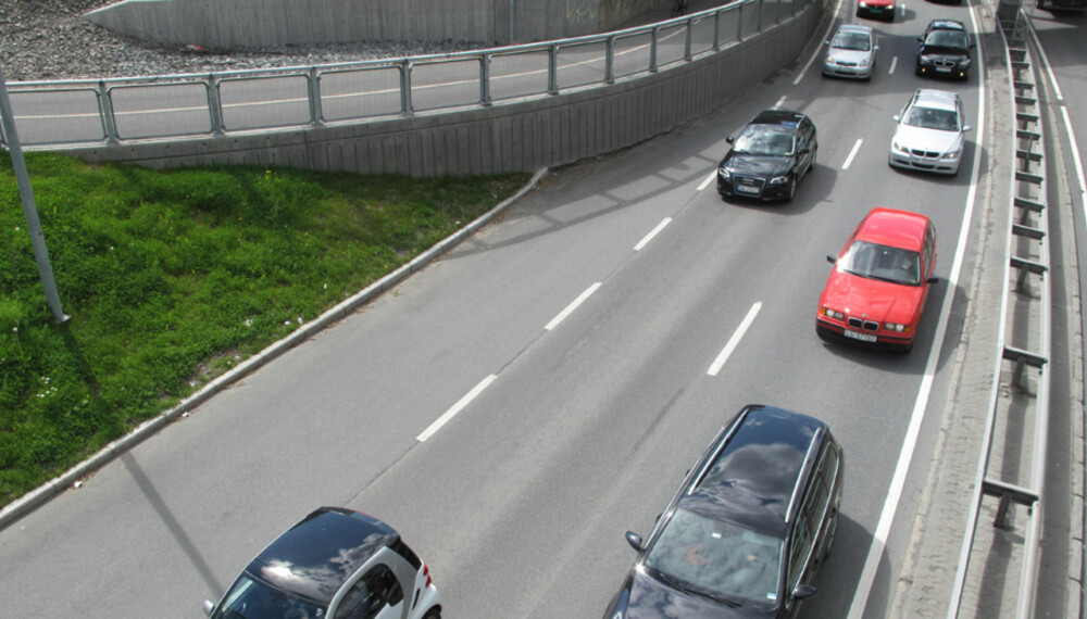 GOD PLASS: Mange velger å ha veldig god avstand til bilen foran selv når køen går sakte. Det er ikke ulovlig, men kan føre til at køen blir enda lengre. GOD PLASS: Mange velger å ha veldig god avstand til bilen foran selv når køen går sakte. Det er ikke ulovlig, men kan føre til at køen blir enda lengre.