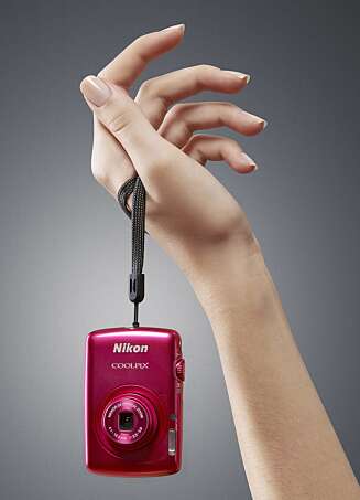 SMÅTTING: Nikon Coolpix S01 er mindre enn et kredittkort, og under 2 cm tykt. SMÅTTING: Nikon Coolpix S01 er mindre enn et kredittkort, og under 2 cm tykt.