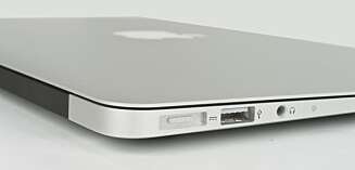 LADEPLUGG: På bildet ser du den nye MagSafe 2-inngangen. Apple har gått tilbake til slik det var helt i starten, ved at ledningen fra kabelen stikker rett ut istedenfor å være i T-form, noe som er mye bedre for snublesikringens skyld. LADEPLUGG: På bildet ser du den nye MagSafe 2-inngangen. Apple har gått tilbake til slik det var helt i starten, ved at ledningen fra kabelen stikker rett ut istedenfor å være i T-form, noe som er mye bedre for snublesikringens skyld.