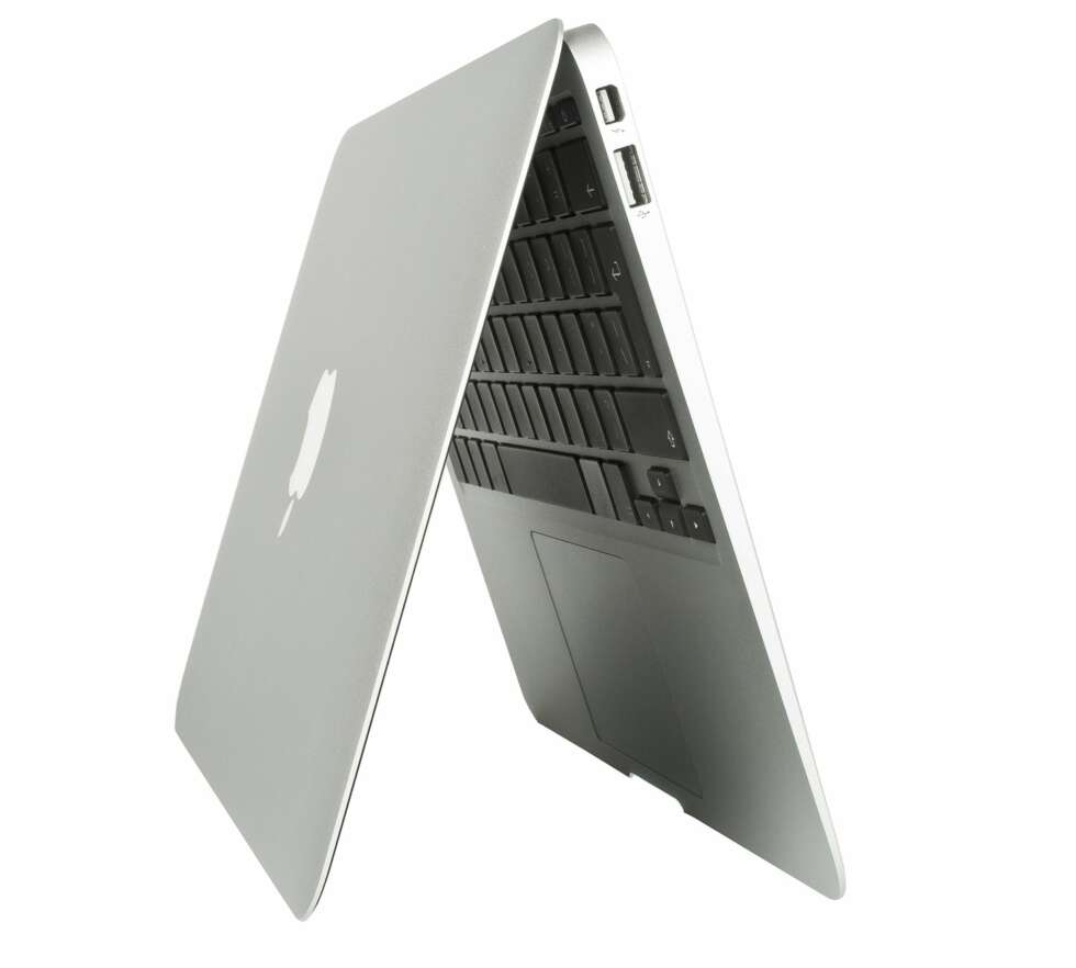 TYNN: MacBook Air 11 er 1,7 cm på det høyeste og veier kun 1,08 kilo. TYNN: MacBook Air 11 er 1,7 cm på det høyeste og veier kun 1,08 kilo.