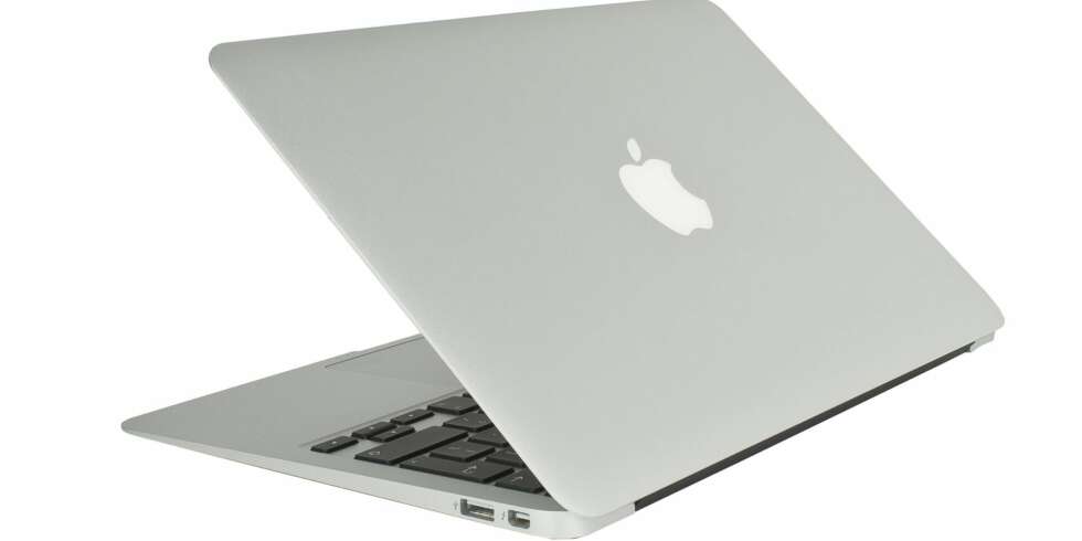 STILREN: Uansett hvilken vinkel du ser MacBook Air 11 fra, har den et stilrent design. På undersiden har Apple unngått stygge luker og viftegriller. STILREN: Uansett hvilken vinkel du ser MacBook Air 11 fra, har den et stilrent design. På undersiden har Apple unngått stygge luker og viftegriller.