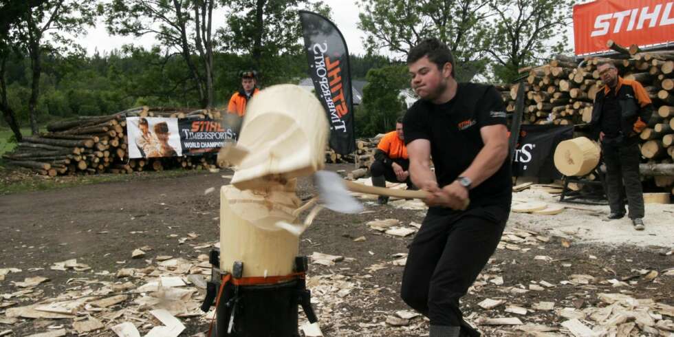 Øvelsen i Timbersport har artige navn som Springboard, Stock Saw, Single Buck, Underhand Chop, Hot Saw og Standing Block Chop, her utført av Ole Harald Kveseth. Øvelsen i Timbersport har artige navn som Springboard, Stock Saw, Single Buck, Underhand Chop, Hot Saw og Standing Block Chop, her utført av Ole Harald Kveseth.