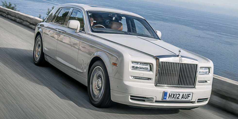 ROLLS RULER: Majestetisk, påkostet og veldig myk. Og nå også med - tro det eller ei - mange parkeringskameraer. Rolls ruller inn i det 21. århundret. Foto: Produsent ROLLS RULER: Majestetisk, påkostet og veldig myk. Og nå også med - tro det eller ei - mange parkeringskameraer. Rolls ruller inn i det 21. århundret. Foto: Produsent