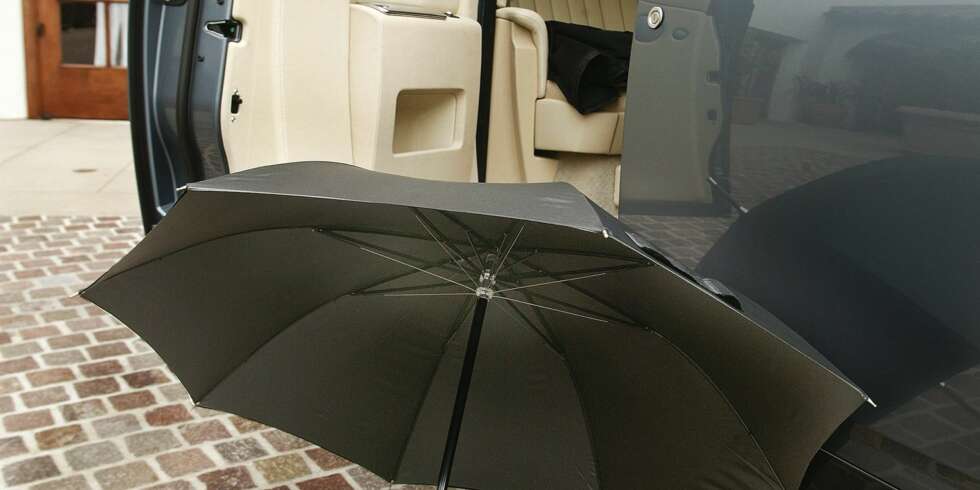 UNDER MY UMBRELLA: Kjøper du en Rolls-Royce Phantom II får du med en integrert paraply på kjøpet. Men det er ikke sikkert du synes det forsvarer prisen på 4,5 millioner kroner. Eller? Foto: Produsent UNDER MY UMBRELLA: Kjøper du en Rolls-Royce Phantom II får du med en integrert paraply på kjøpet. Men det er ikke sikkert du synes det forsvarer prisen på 4,5 millioner kroner. Eller? Foto: Produsent