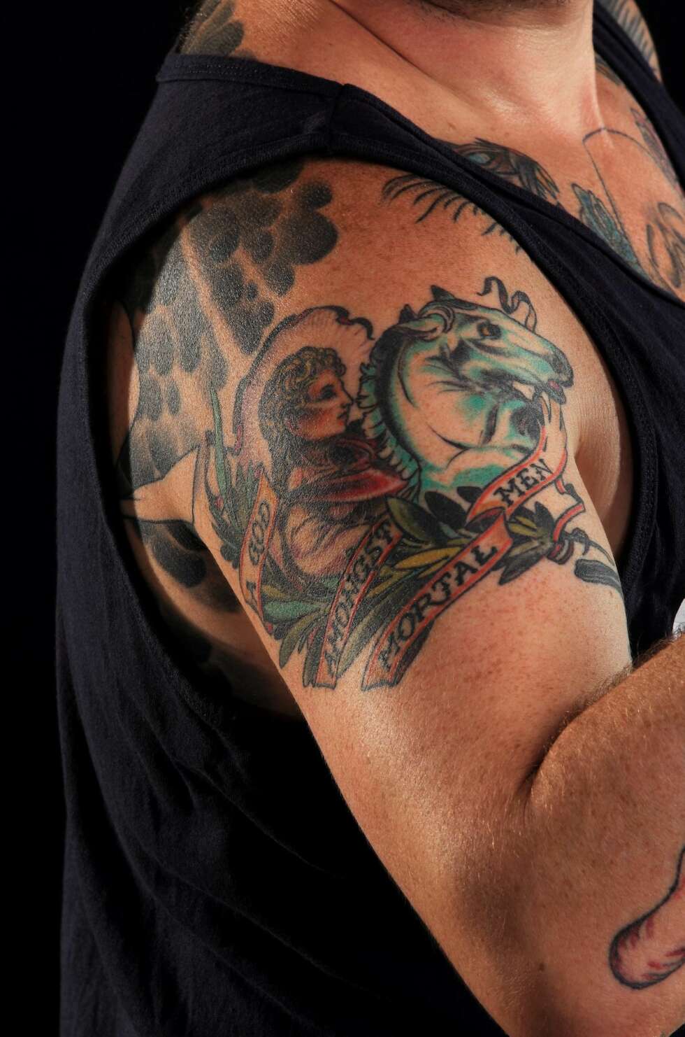 «Alexander The Great: Dette er Aleksander den store, som jeg tok for fire år siden. En gjestetatovør på Invictus Tattoo gjorde den. «Alexander The Great» er jo den beste Iron Maiden-låten gjennom tidene. Den er svær og episk, og representerer alt som er fett med Maiden. Det er enormt pompøst, med historie i tekstene og lange svære solopartier. Teksten i tatoveringen, «A God amongst mortal men», er et sitat fra låten. «Alexander The Great: Dette er Aleksander den store, som jeg tok for fire år siden. En gjestetatovør på Invictus Tattoo gjorde den. «Alexander The Great» er jo den beste Iron Maiden-låten gjennom tidene. Den er svær og episk, og representerer alt som er fett med Maiden. Det er enormt pompøst, med historie i tekstene og lange svære solopartier. Teksten i tatoveringen, «A God amongst mortal men», er et sitat fra låten.