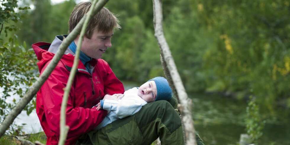 Å tilbringe pappapermen i friluft er trivelig for både liten og stor. Foto: Bjørg Hexeberg Staveli Å tilbringe pappapermen i friluft er trivelig for både liten og stor. Foto: Bjørg Hexeberg Staveli
