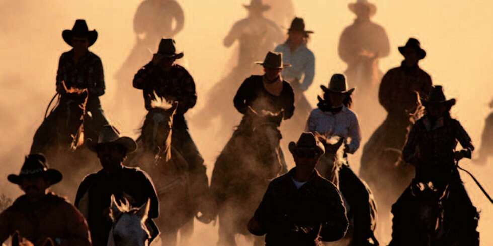 Det er tøft å være bygutt eller -jente for så å skifte til cowboy i ferien. På ranch på prærien er det fullt mulig. Det er tøft å være bygutt eller -jente for så å skifte til cowboy i ferien. På ranch på prærien er det fullt mulig.