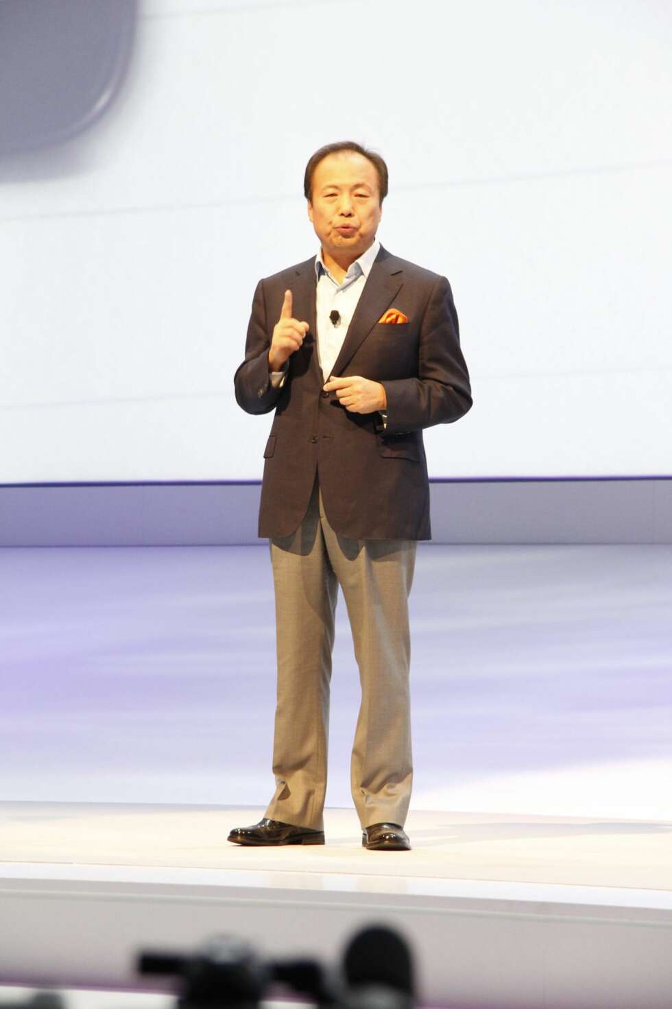 STOLT: Sjefen for IT og Mobile Division i Samsung, JK Shin, kunne vise frem en splitter ny og oppdatert utgave av gigantmobilen Galaxy Note. STOLT: Sjefen for IT og Mobile Division i Samsung, JK Shin, kunne vise frem en splitter ny og oppdatert utgave av gigantmobilen Galaxy Note.