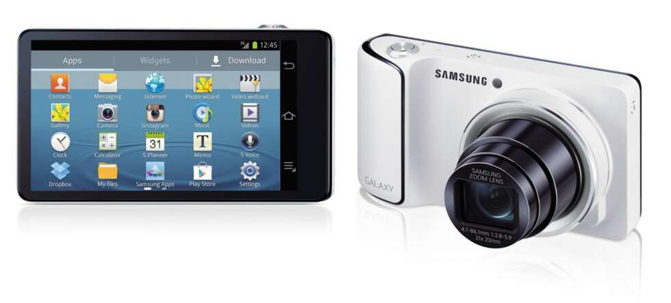 TELEFONKAMERA: Samsung Galaxy Camera er ikke en kameramobil, men et kamera med mobilfunksjon. Her får du Android 4.1 på en 4,8 tommer stor skjerm. Kameraet har 16 megapikslers oppløsning og 21x zoom. Nikon lanserte sitt eget Android-kamera, Coolpix S800c, rett før IFA, men da uten mobilfunksjonalitet.
Prisen for Samsung Galaxy Camera vil ligge på 4500 kroner og det er i salg fra oktober. TELEFONKAMERA: Samsung Galaxy Camera er ikke en kameramobil, men et kamera med mobilfunksjon. Her får du Android 4.1 på en 4,8 tommer stor skjerm. Kameraet har 16 megapikslers oppløsning og 21x zoom. Nikon lanserte sitt eget Android-kamera, Coolpix S800c, rett før IFA, men da uten mobilfunksjonalitet.
Prisen for Samsung Galaxy Camera vil ligge på 4500 kroner og det er i salg fra oktober.